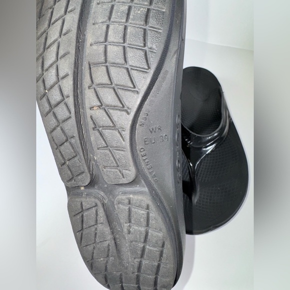 Oofos WOMEN'S OOLALA LUXE SANDAL - Black size W-8 - Picture 6 of 10